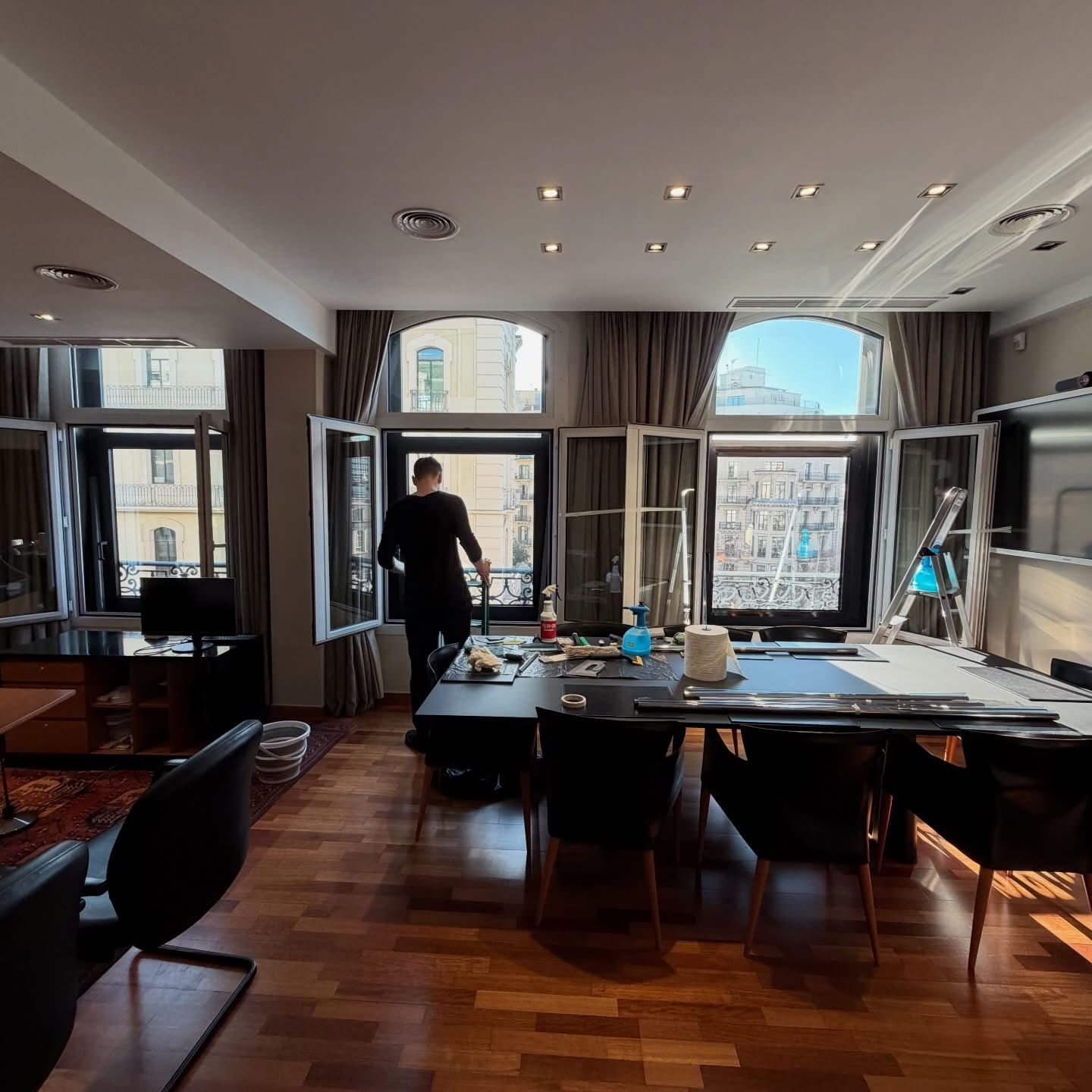 Profesional de nuestro equipo instalando lámina en ventanas