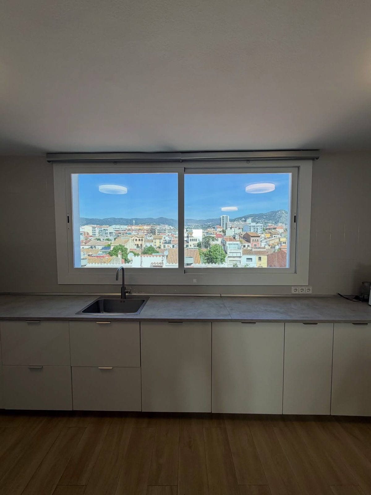Ventana de cocina con lámina aplicada