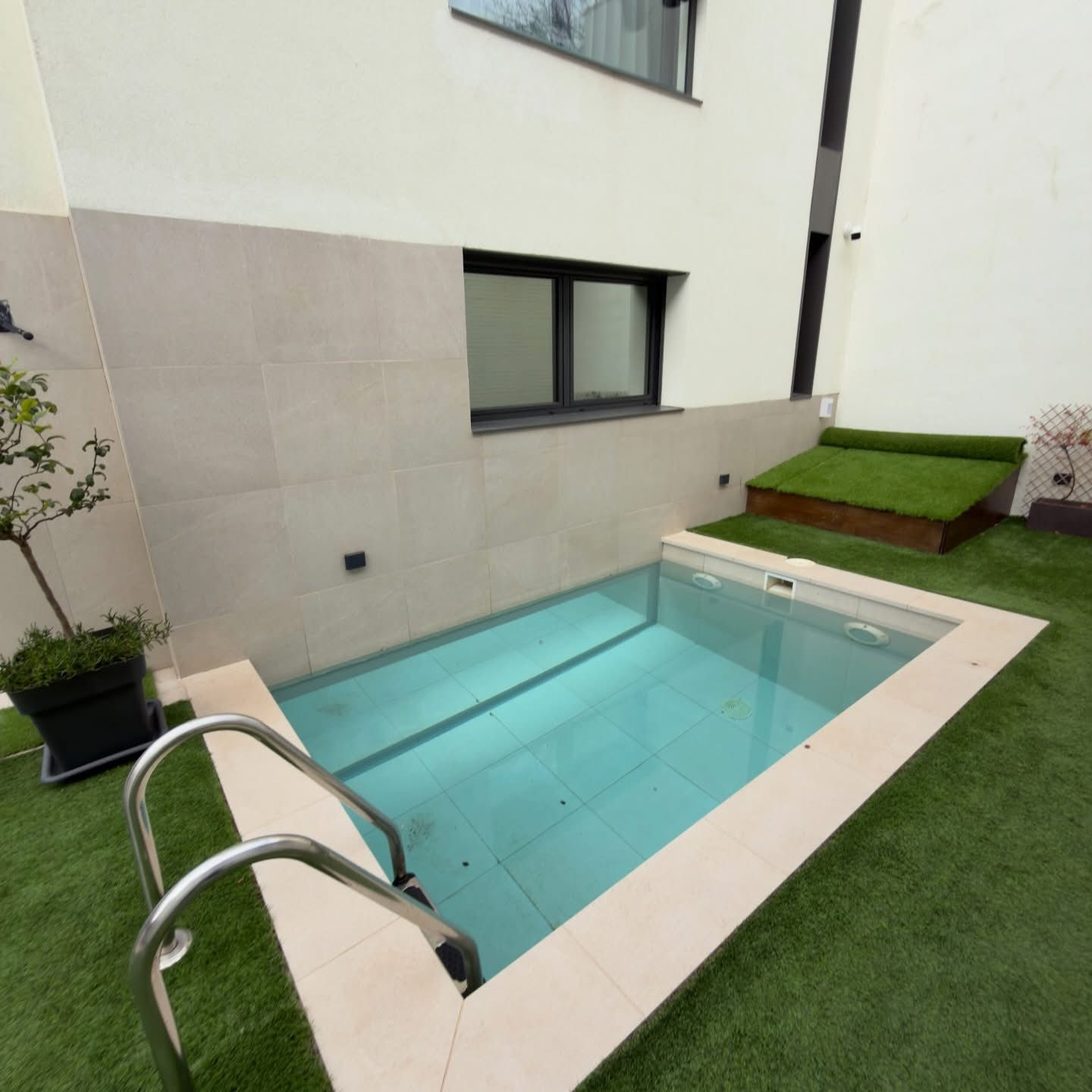 Vista del acristalamiento en vivienda con piscina