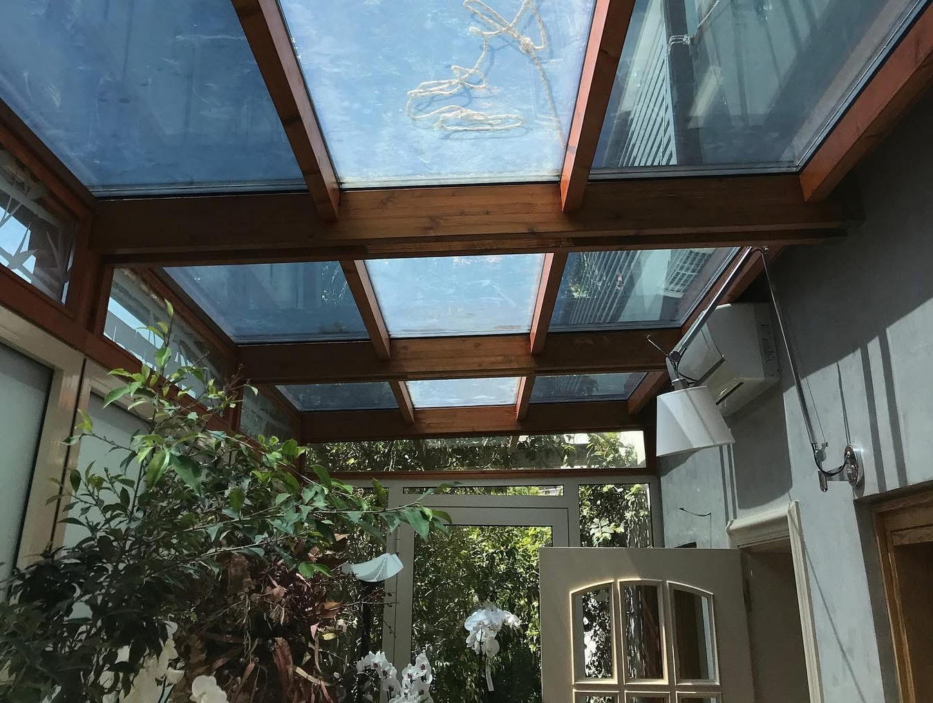 Detalle desde abajo de una cubierta acristalada con estructura de madera