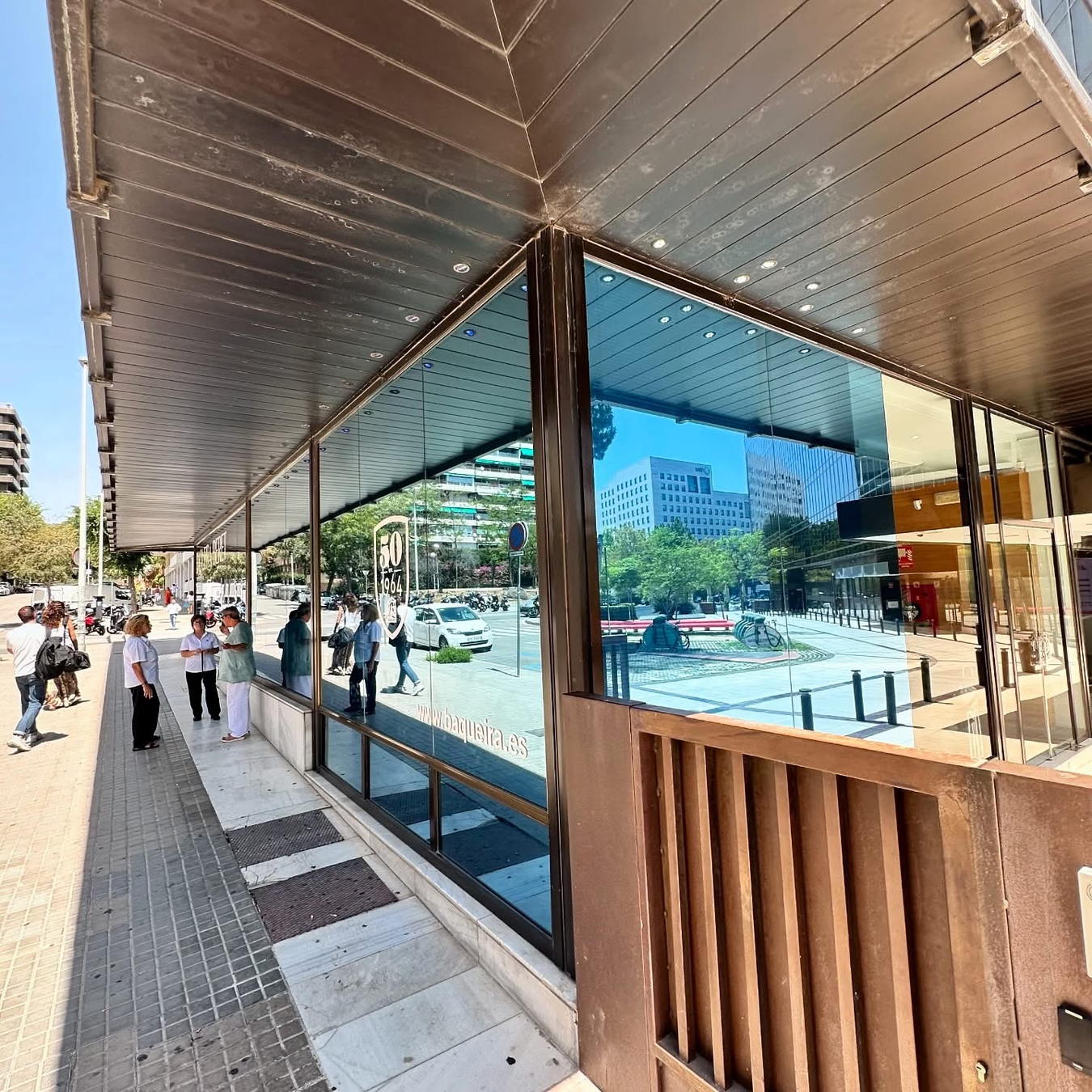 Cristalera panorámica a lo largo de una fachada de edificio contemporáneo