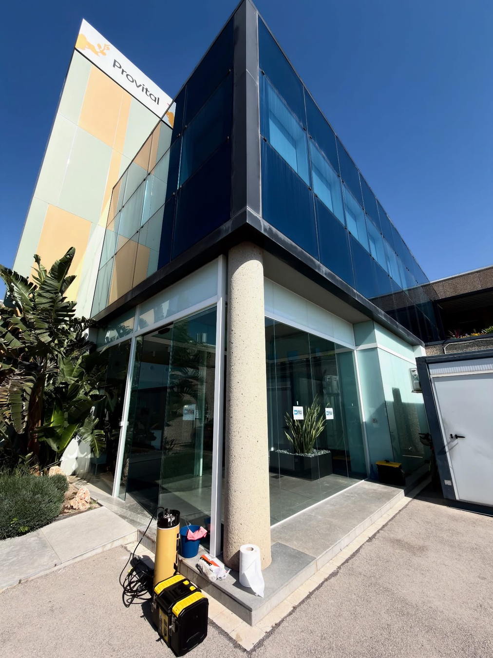 Edificio moderno con grandes superficies de vidrio y marcos oscuros