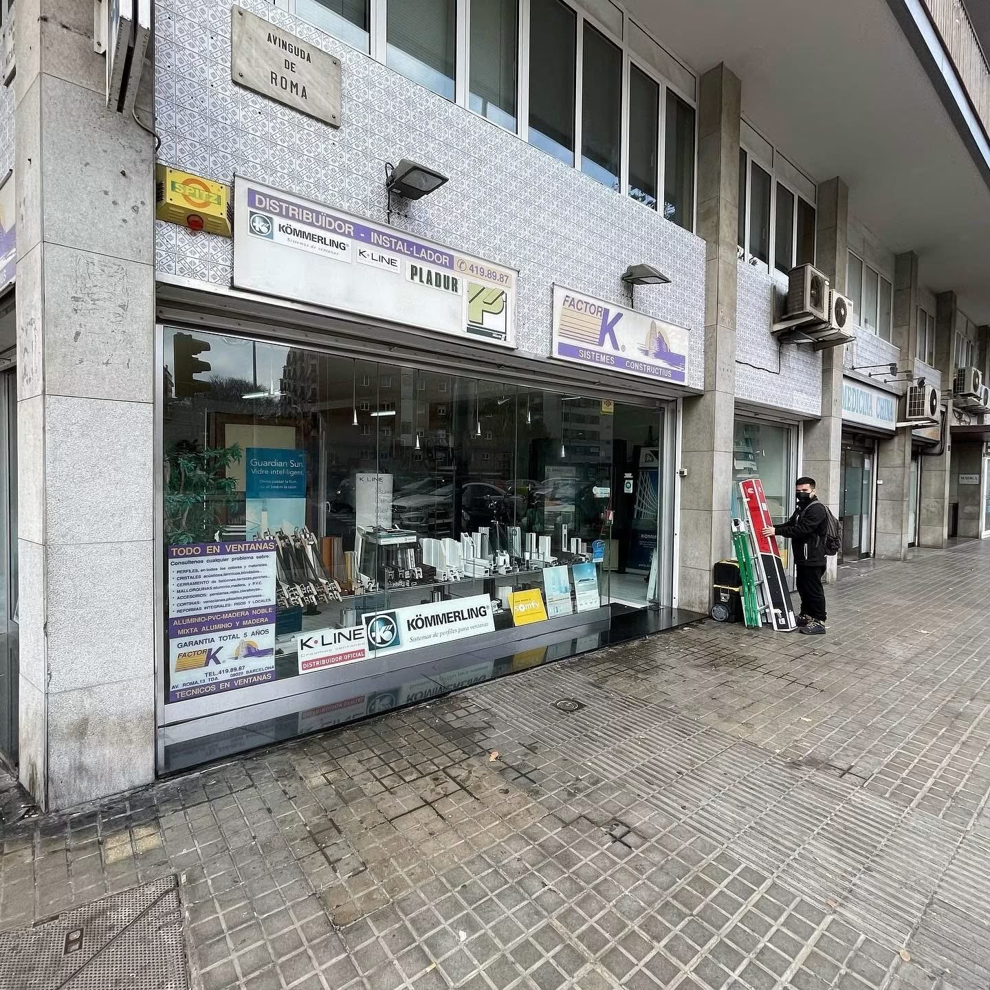 Instalación real de lámina de seguridad en cristales de un local comercial
