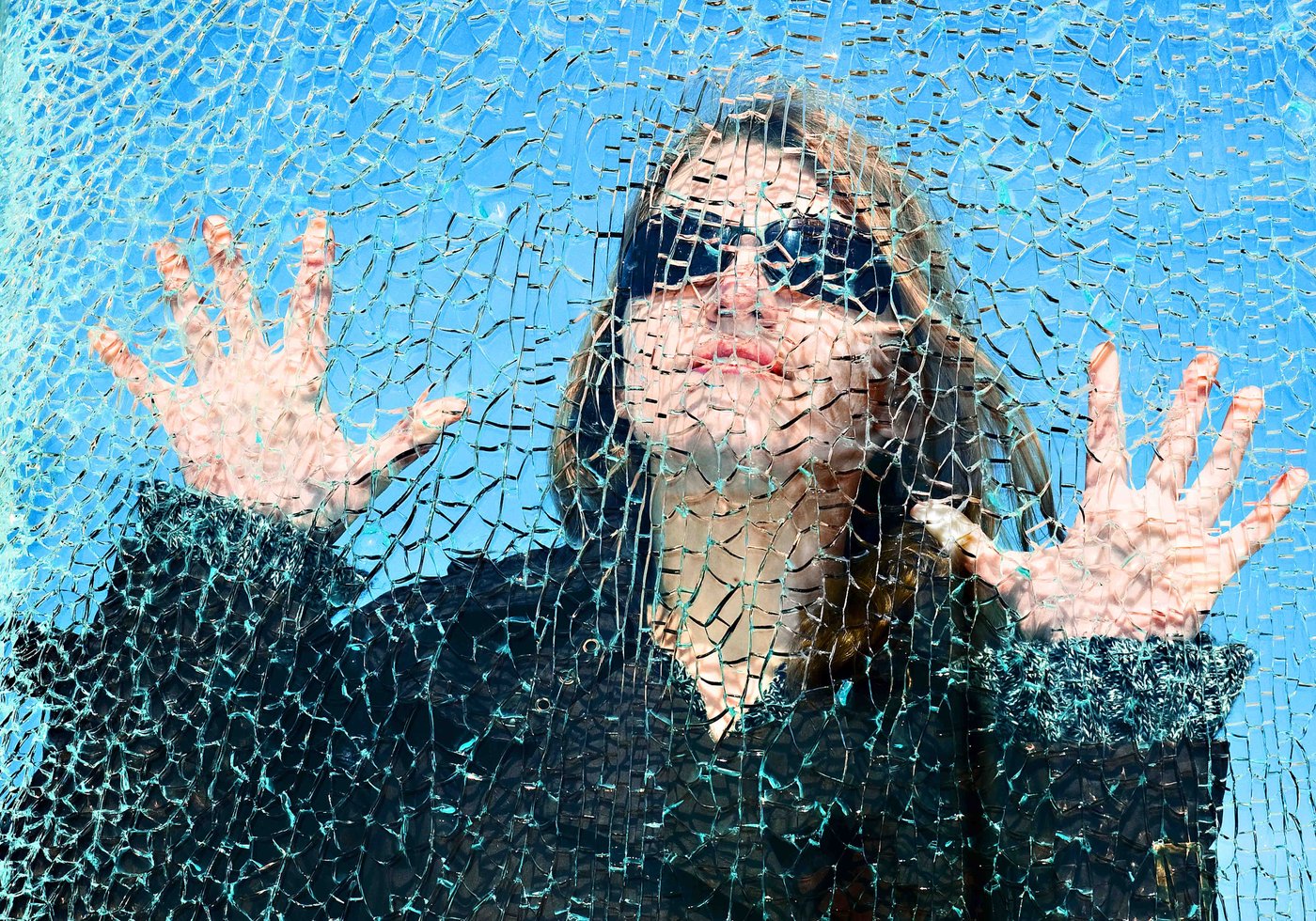 Fotografía ilustrativa de un cristal con fisuras