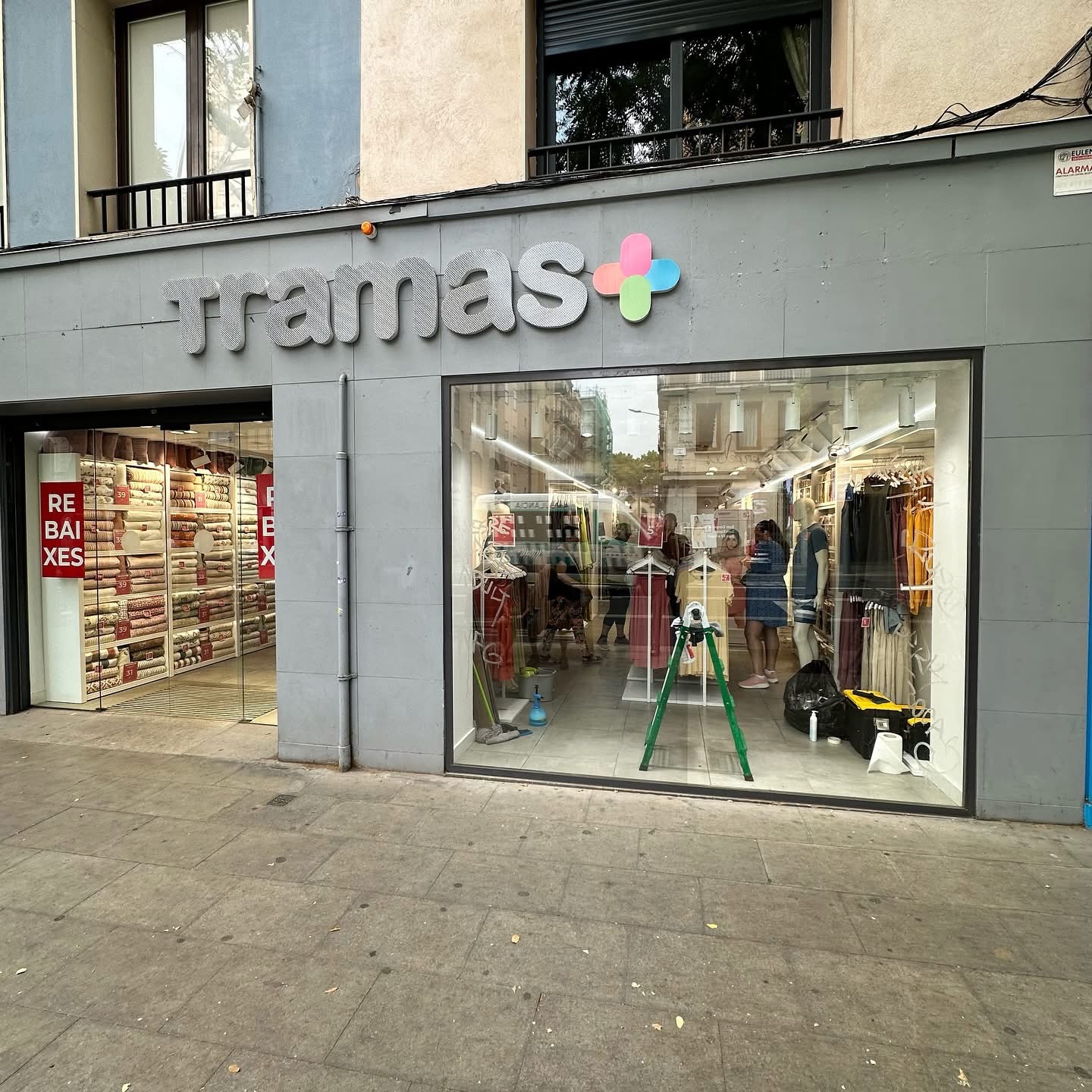 Escaparate de la tienda Framas con lámina UV transparente