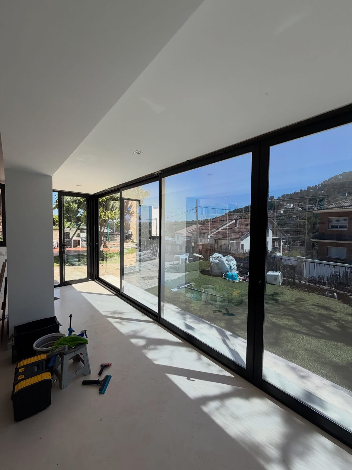 Grandes ventanales en vivienda residencial